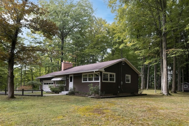 view of front of property featuring a front yard