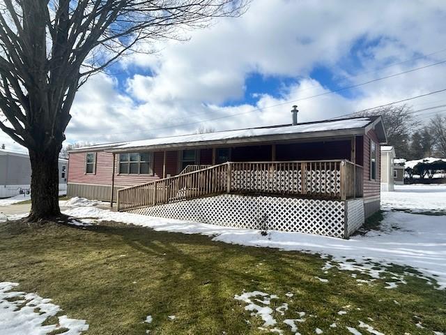 view of front of property with a yard