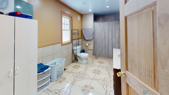 bathroom featuring a shower with curtain, crown molding, tile patterned flooring, toilet, and tile walls