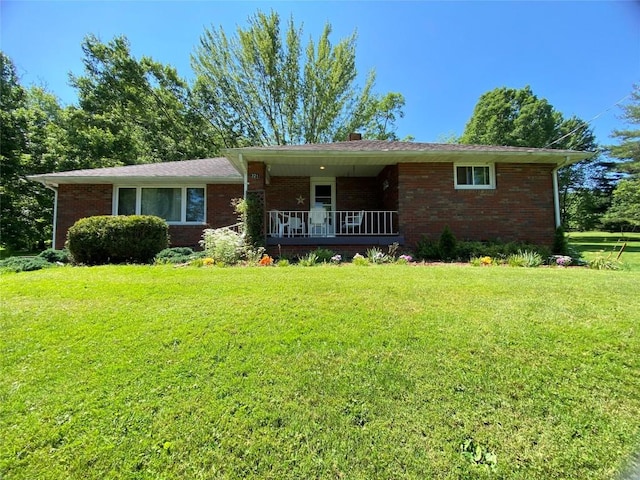 single story home with a front lawn