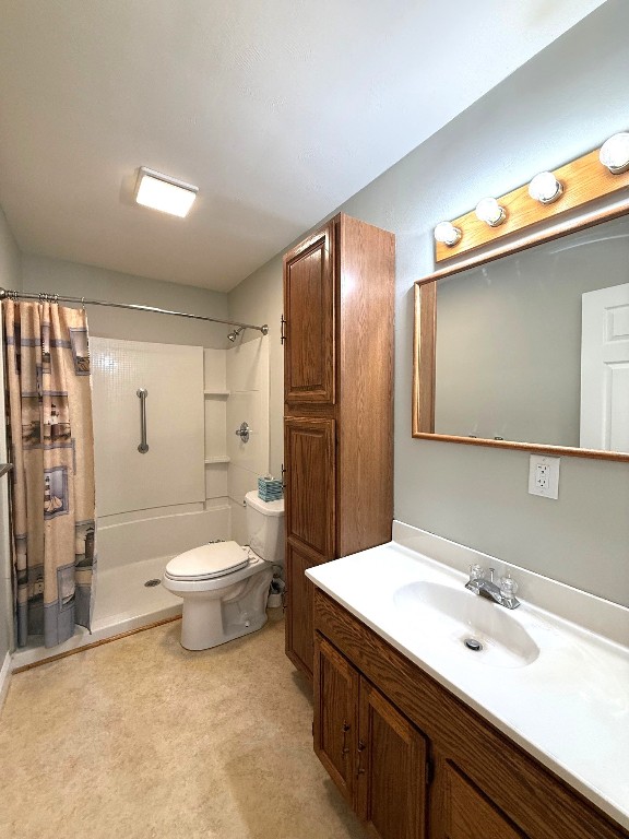 bathroom with a shower with curtain, vanity, and toilet