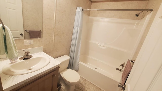 1644 Pinegrove Way, Erie, PA 16509 - full bathroom featuring toilet, vanity, shower / bath combo with shower curtain, and wood finished floors