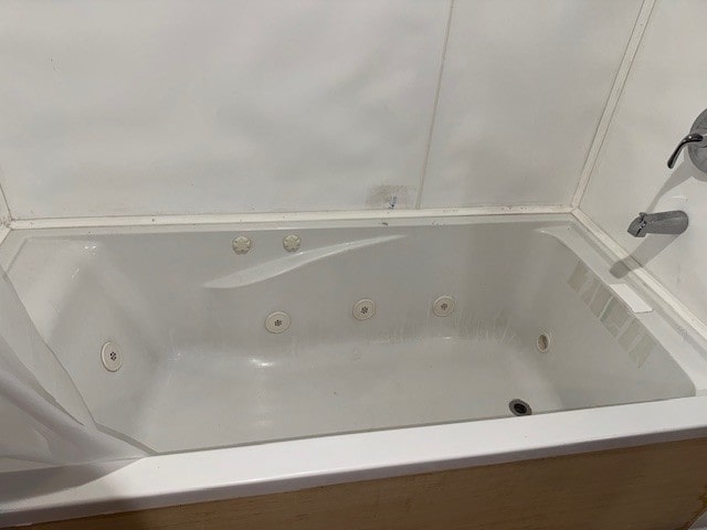 747 E 25th St, Erie, PA 16503 - full bath featuring a tub with jets