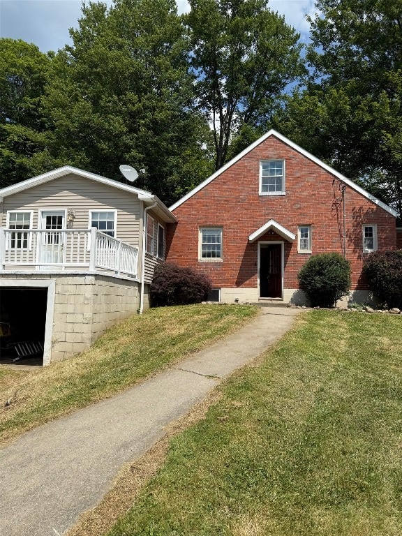 518 Spring St, Jamestown, PA 16134 - bungalow featuring a front lawn