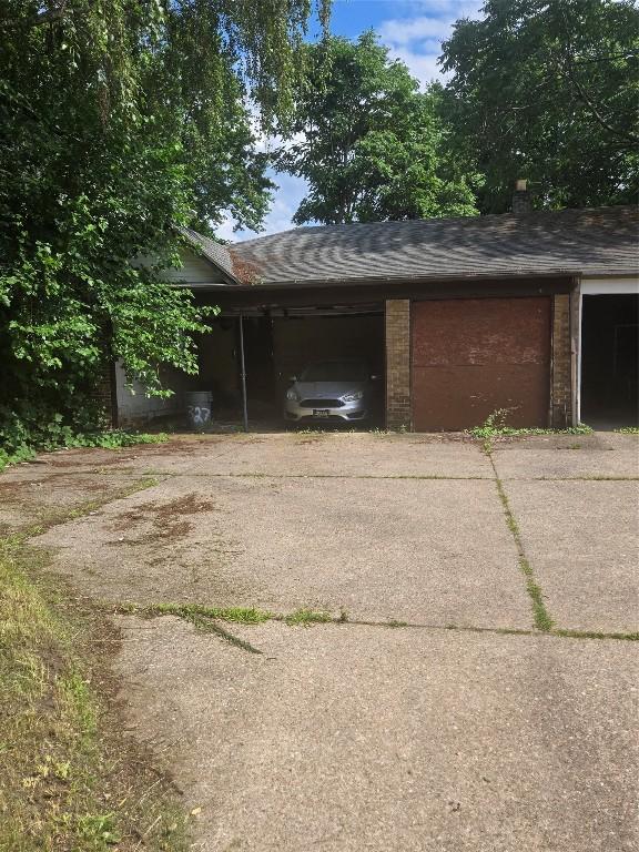 327 E 7th St, Erie, PA 16503 - garage featuring driveway and a carport