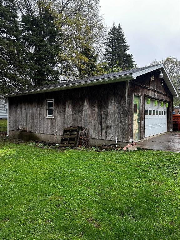 exterior space featuring a lawn
