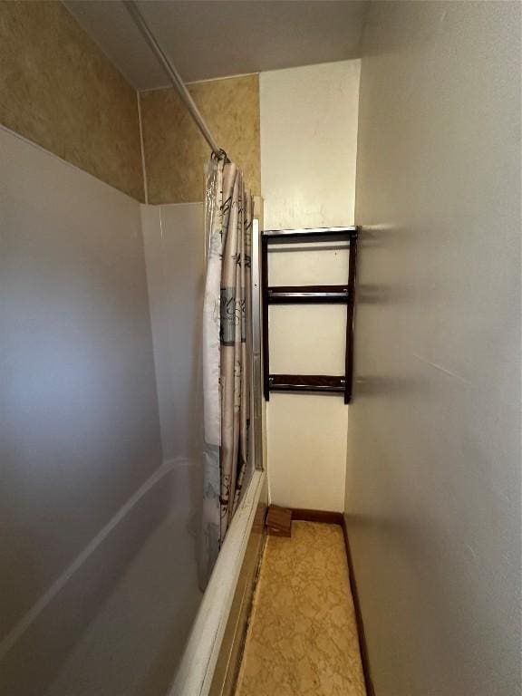 bathroom with shower / tub combo with curtain