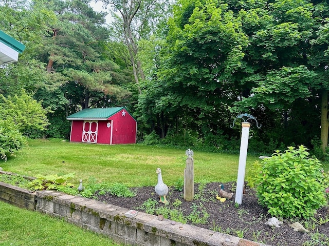 957 E 29th St, Erie, PA 16504 - view of green lawn featuring a shed