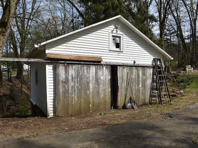 view of outdoor structure featuring an outbuilding
