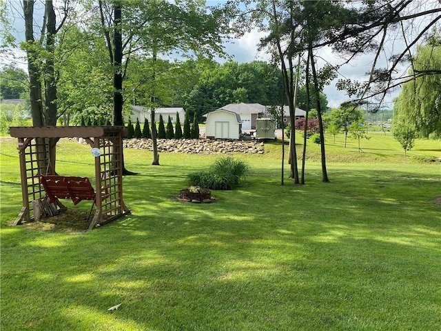 view of yard featuring a shed