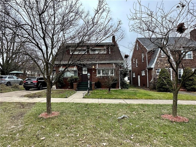 view of front of home featuring a front lawn