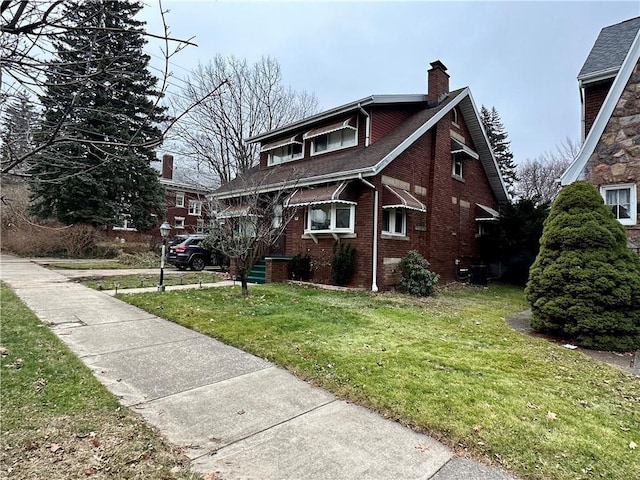 view of front of house featuring a front lawn