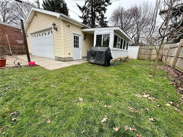 view of front of property featuring a garage and a front yard