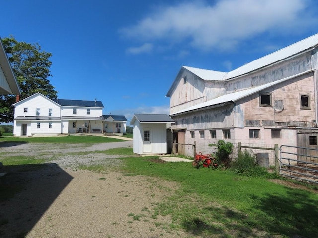 view of yard featuring a storage unit