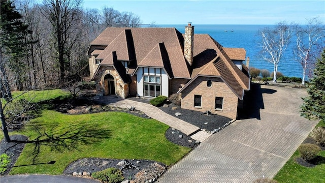 view of front of property featuring a water view and a front lawn