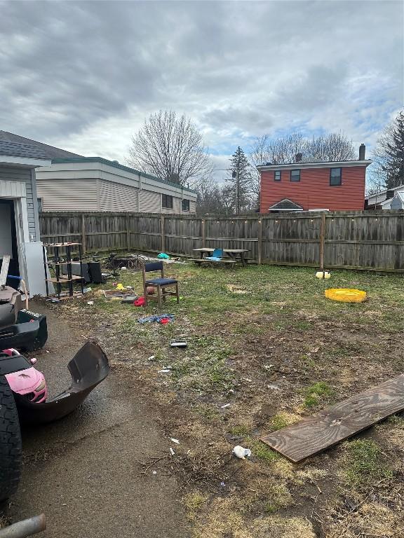 view of yard featuring a fenced backyard