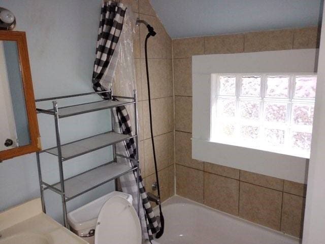 443 E 27 Th St, Erie, PA 16504 - full bathroom featuring toilet and shower / bath combination with curtain