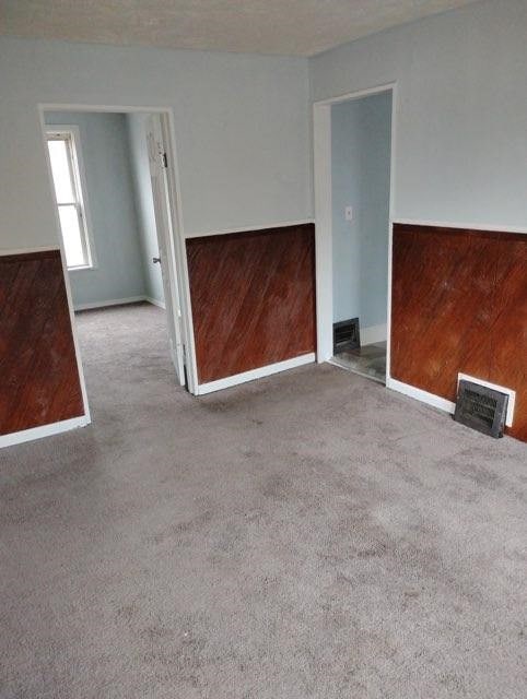 443 E 27 Th St, Erie, PA 16504 - carpeted empty room with visible vents and baseboards