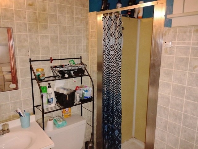 443 E 27 Th St, Erie, PA 16504 - full bath featuring a shower stall, toilet, and tile walls
