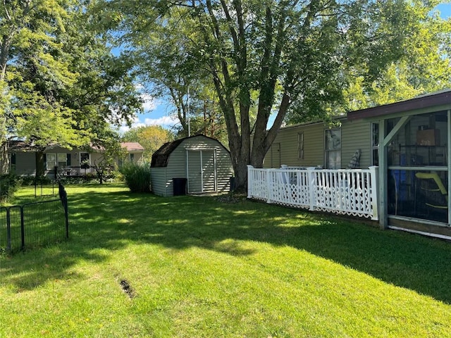 view of yard featuring a shed