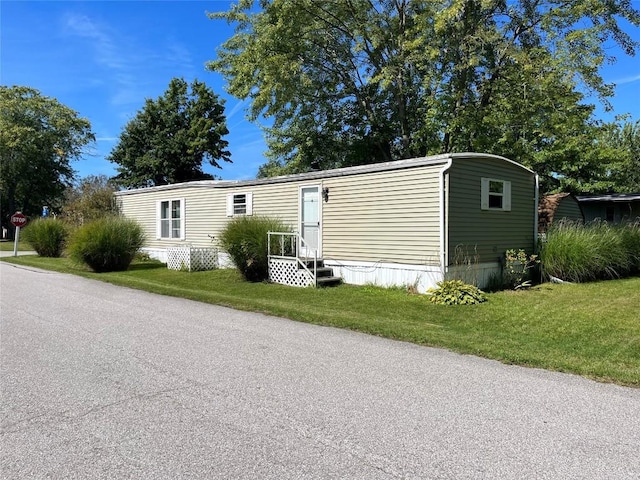 manufactured / mobile home featuring a front lawn