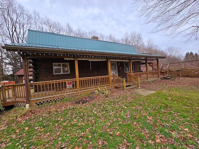 view of front of property with covered porch and a front lawn