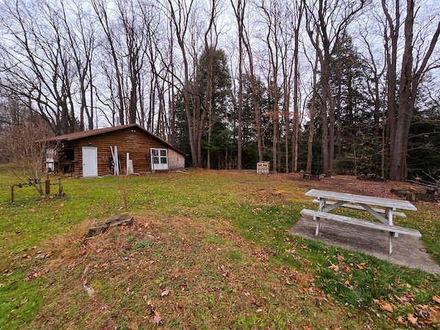 view of yard featuring an outdoor structure