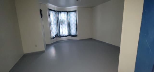 spare room featuring concrete floors