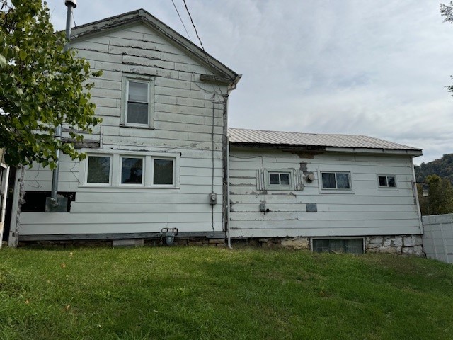 back of house featuring a yard