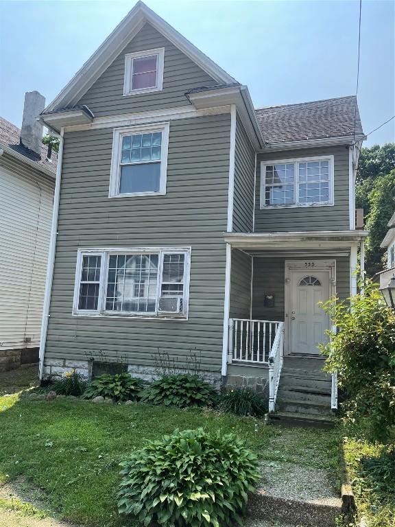 333 E 27th St, Erie, PA 16504 - traditional-style home with a porch and a front yard