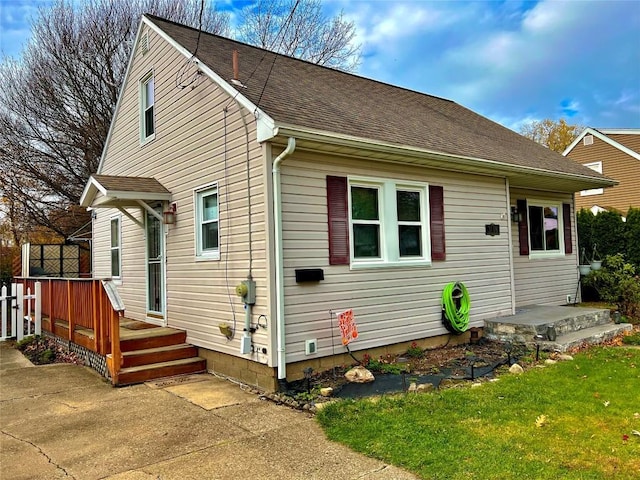 view of front facade featuring a front lawn