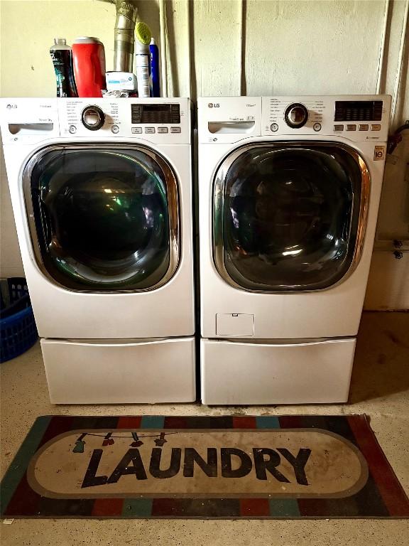 4224 Amherst Rd, Millcreek, PA 16506 - laundry room with independent washer and dryer