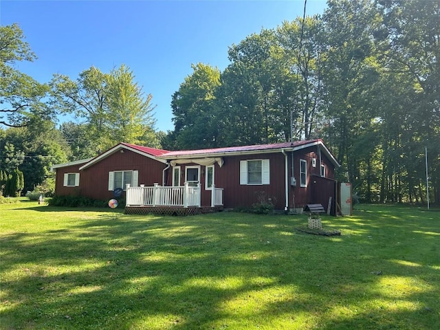 ranch-style home featuring a front lawn and covered porch