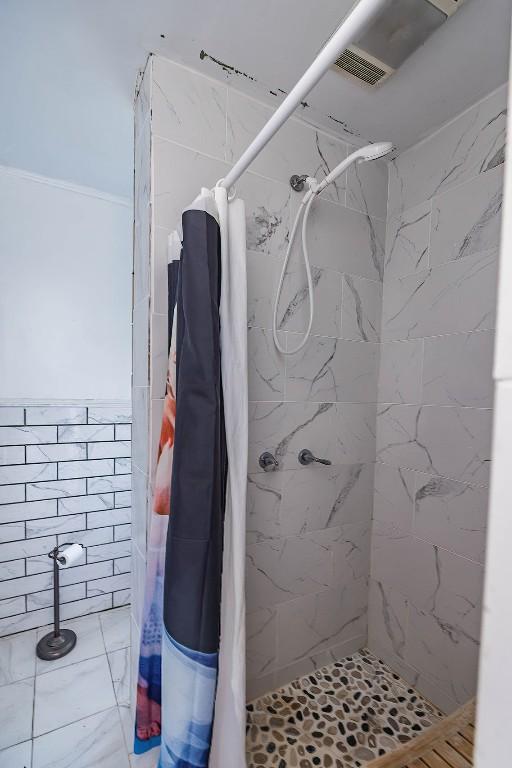 bathroom featuring a shower with shower curtain