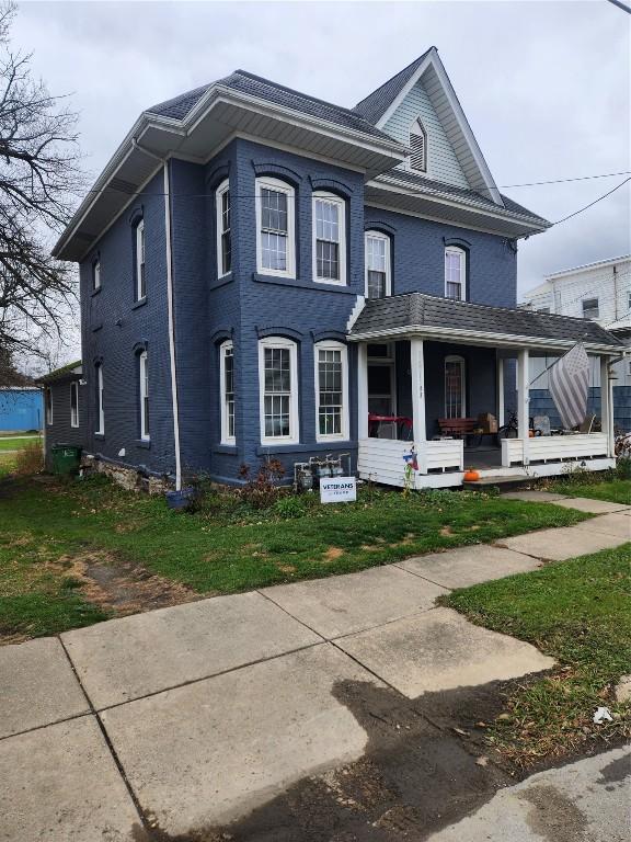 view of front of house featuring covered porch