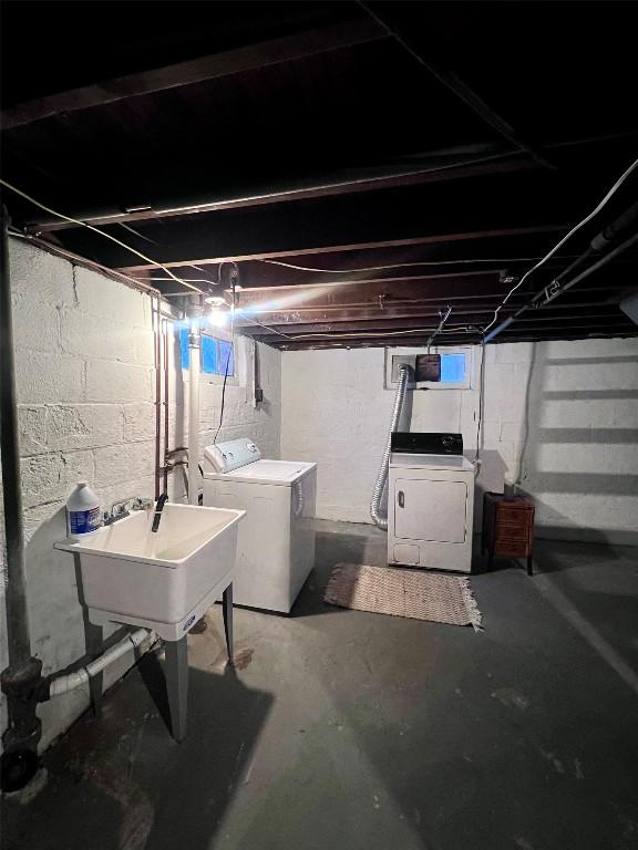 basement with sink and washing machine and dryer