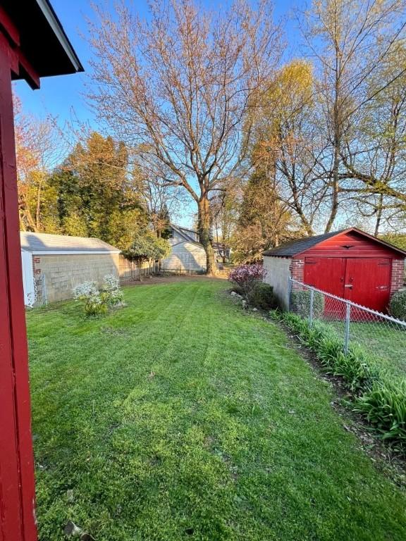 view of yard with a shed