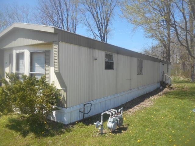 view of side of property featuring a lawn