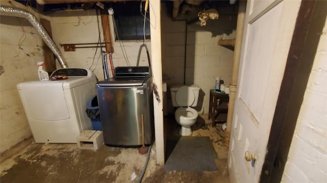 laundry area featuring washer and clothes dryer