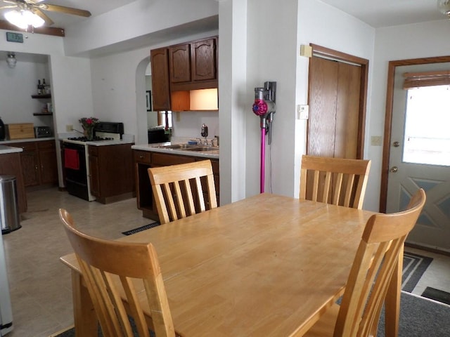 dining space featuring arched walkways, visible vents, and a ceiling fan