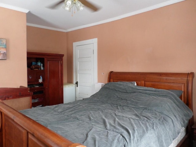 bedroom with crown molding and ceiling fan