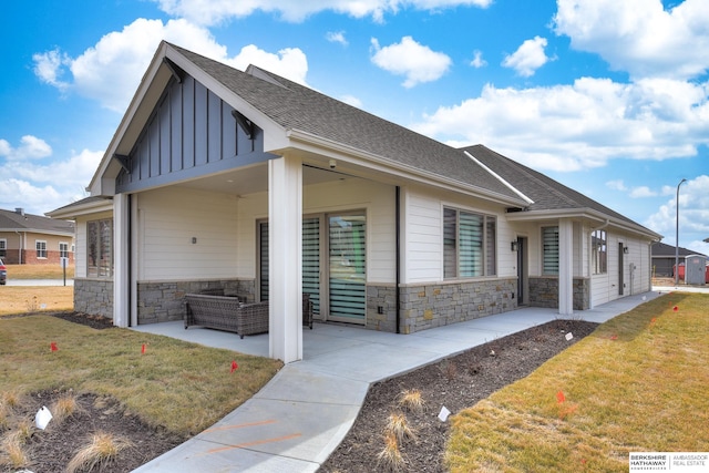 view of front of house featuring an outdoor hangout area, a front yard, and a patio