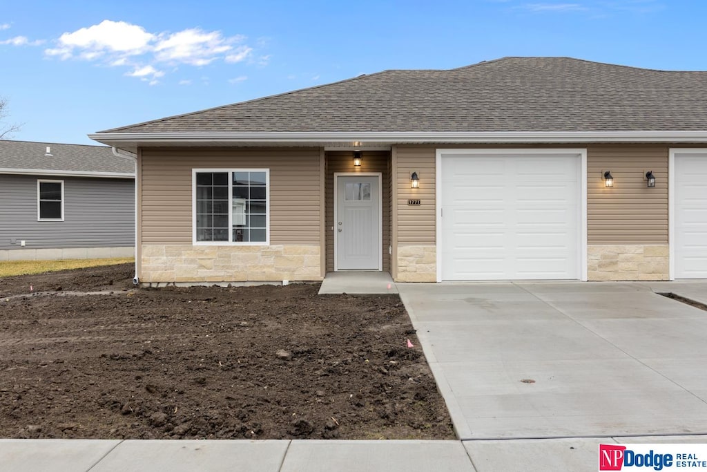 view of front facade featuring a garage