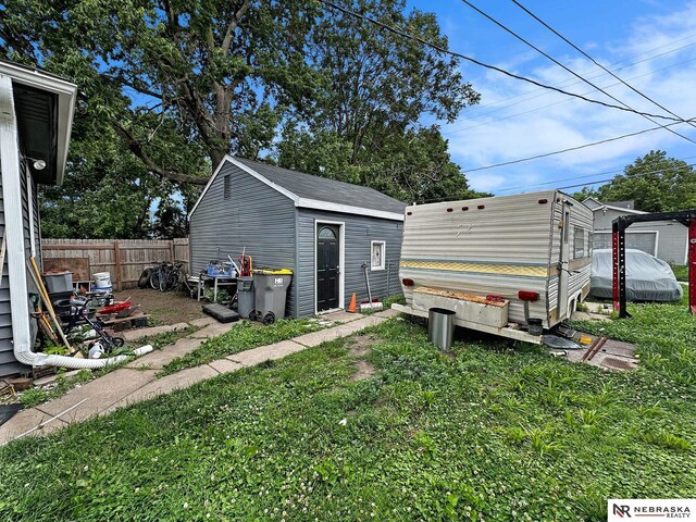 view of yard featuring a shed