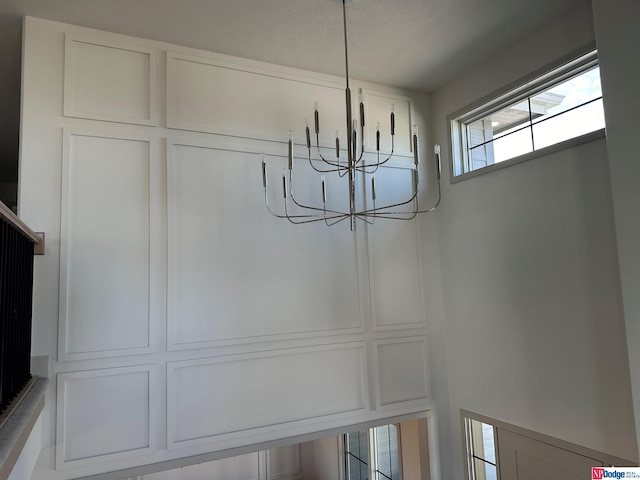 room details featuring an inviting chandelier