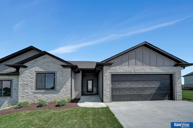 view of front of home featuring a garage and a front yard