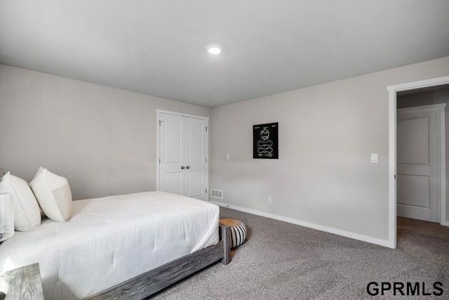 bedroom featuring carpet flooring and a closet