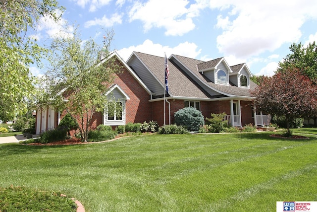 view of front facade with a front yard