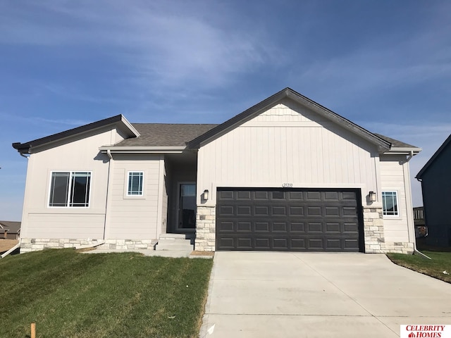 view of front of home featuring a front yard and a garage