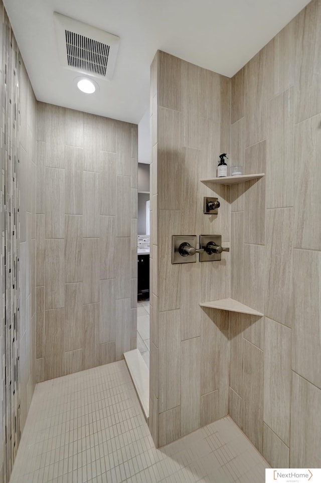 bathroom featuring a tile shower